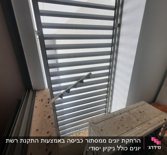 סורגי מתכת עם פסי דבק למניעת כניסת יונים